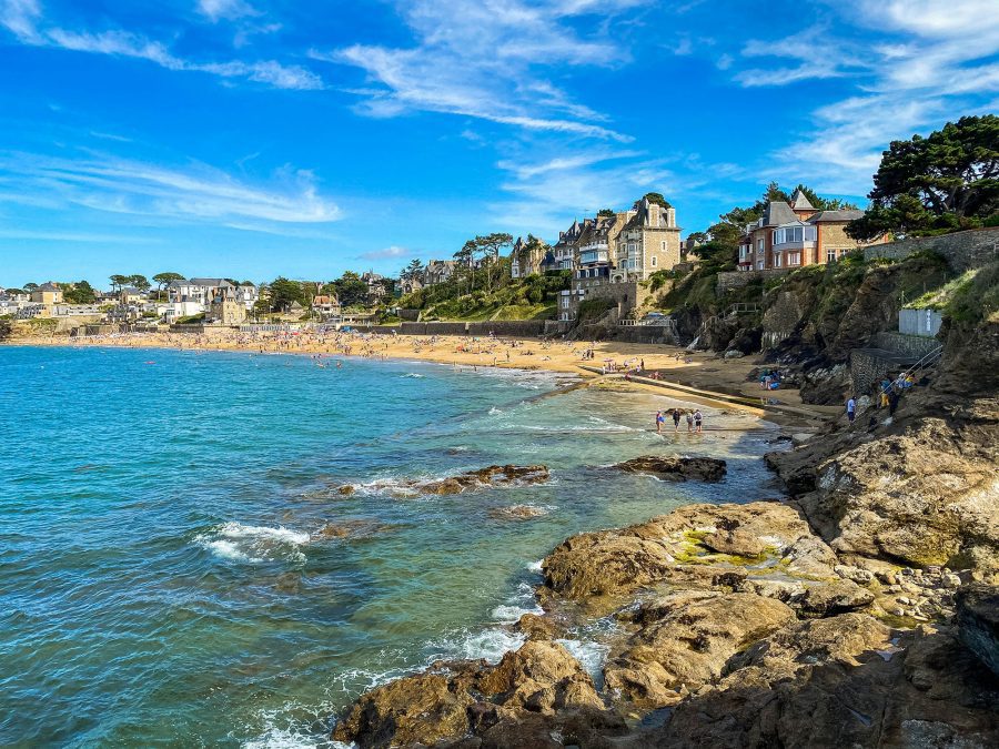 DINARD Plage (nombreuses plages accessibles en qqs minutes à pied)