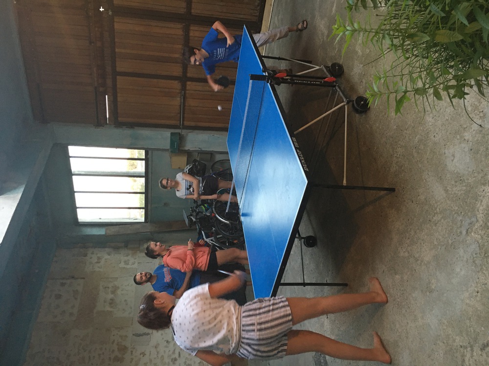 cour au rez de chaussée: on peut y garer la voiture et déplier la table de ping-pong -possibilité de jouer à l'abri également