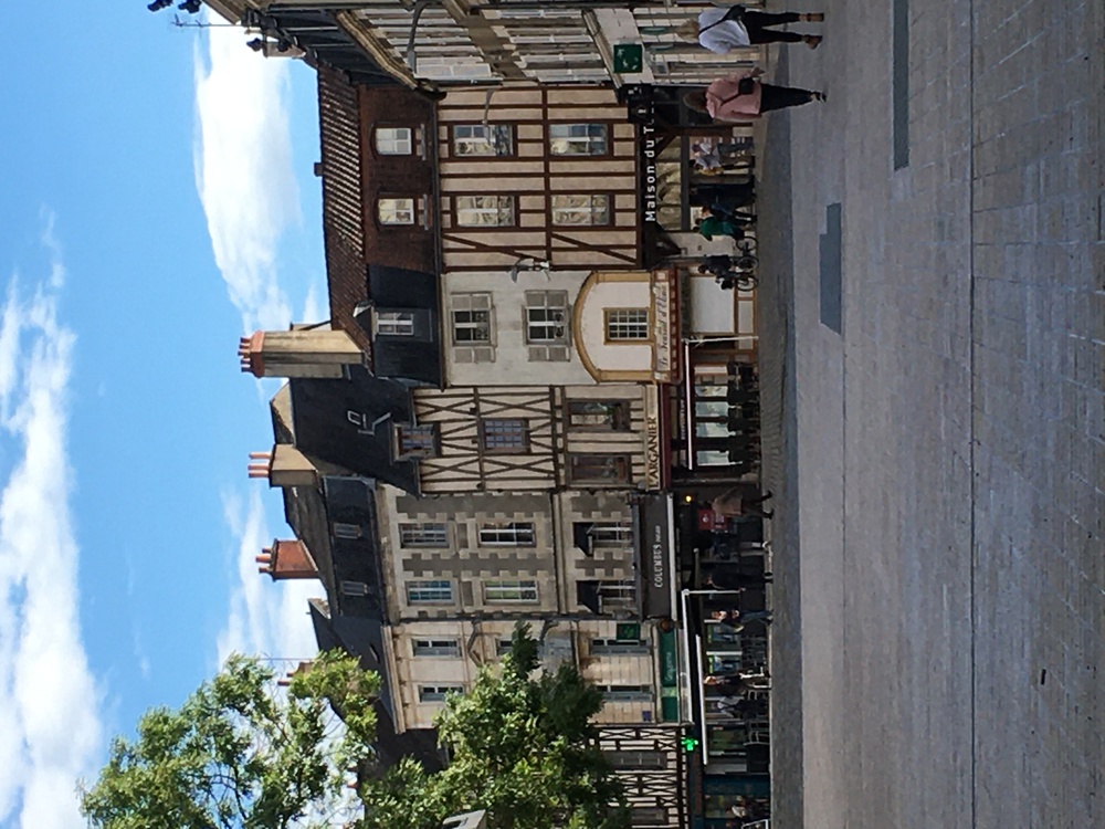 Place Notre Dame . Poitiers