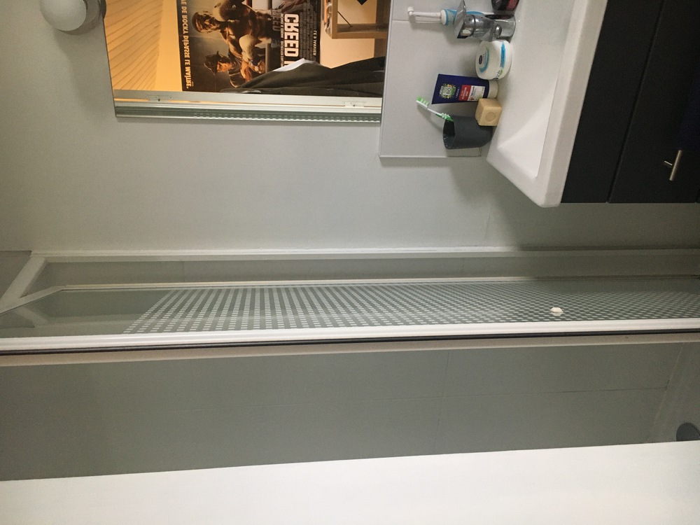 salle de douche/wc attenante au studio de notre fils