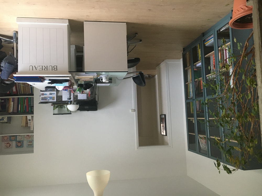pièce bureau au 1er étage (donne sur une terrasse au dessus de la cour)
