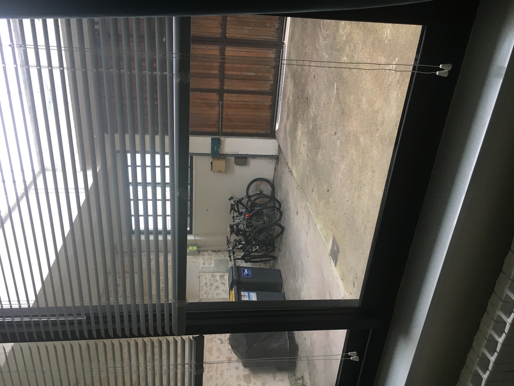 cour vue de la chambre du rez de chaussée