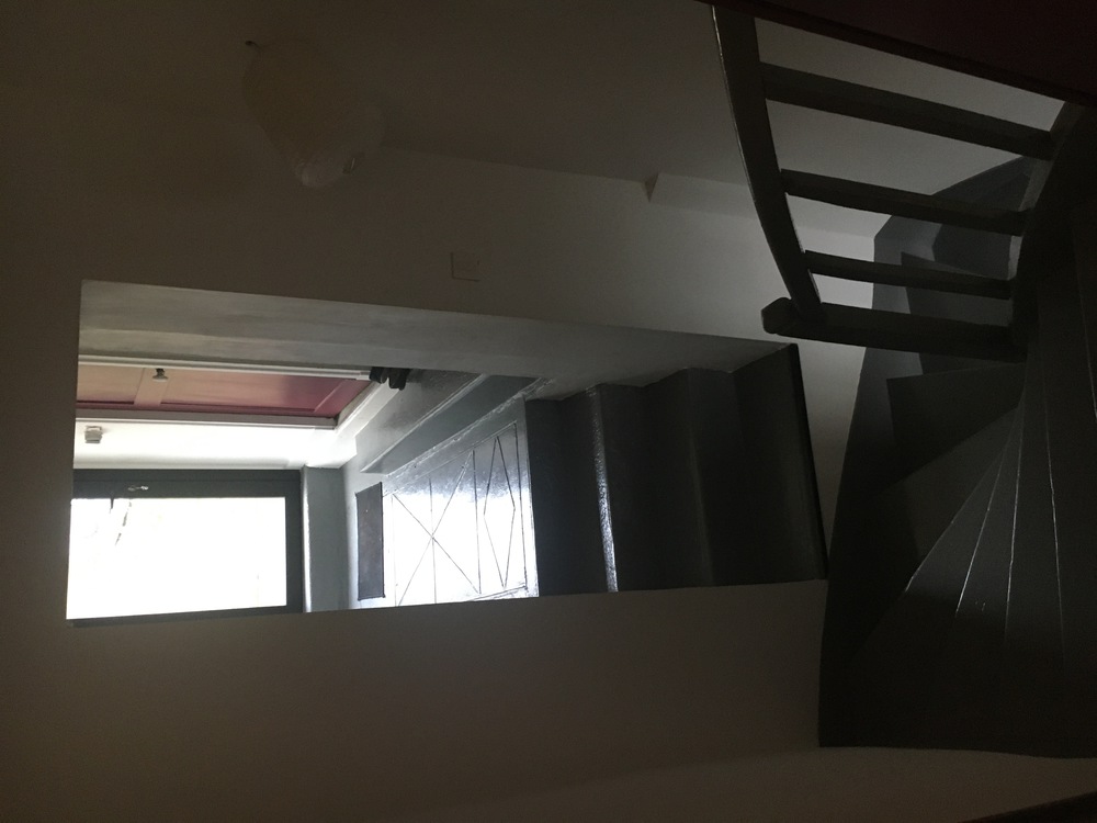 un aperçu de la cage d'escalier (vue prise en sortant du studio de notre fils, marches pour monter au jardin)
