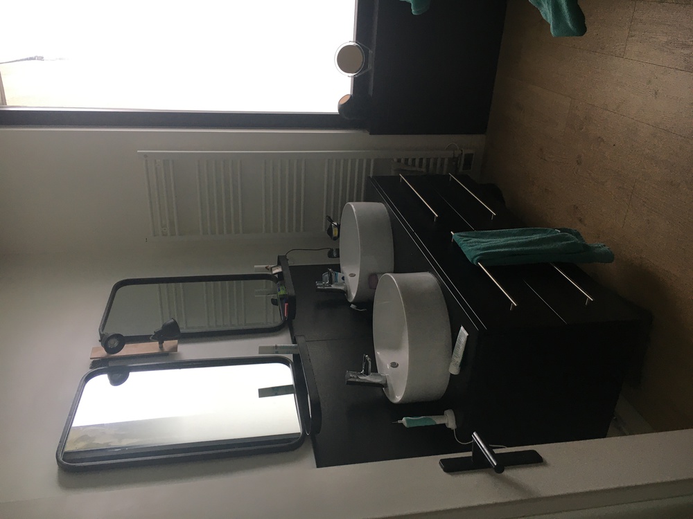 salle de bain (baignoire+ wc + machine à laver/seche-linge) au 1er étage