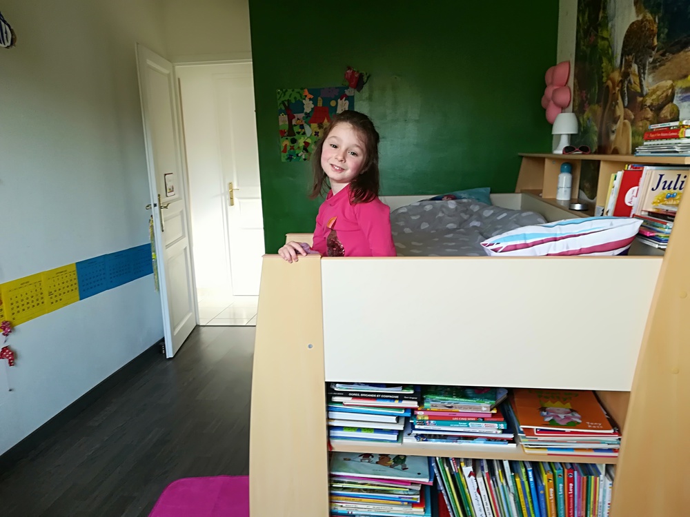 Chambre enfant avec son lit cabane.