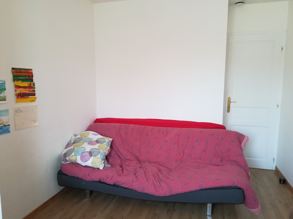 Chambre enfant où on peut rajouter un couchage adulte.