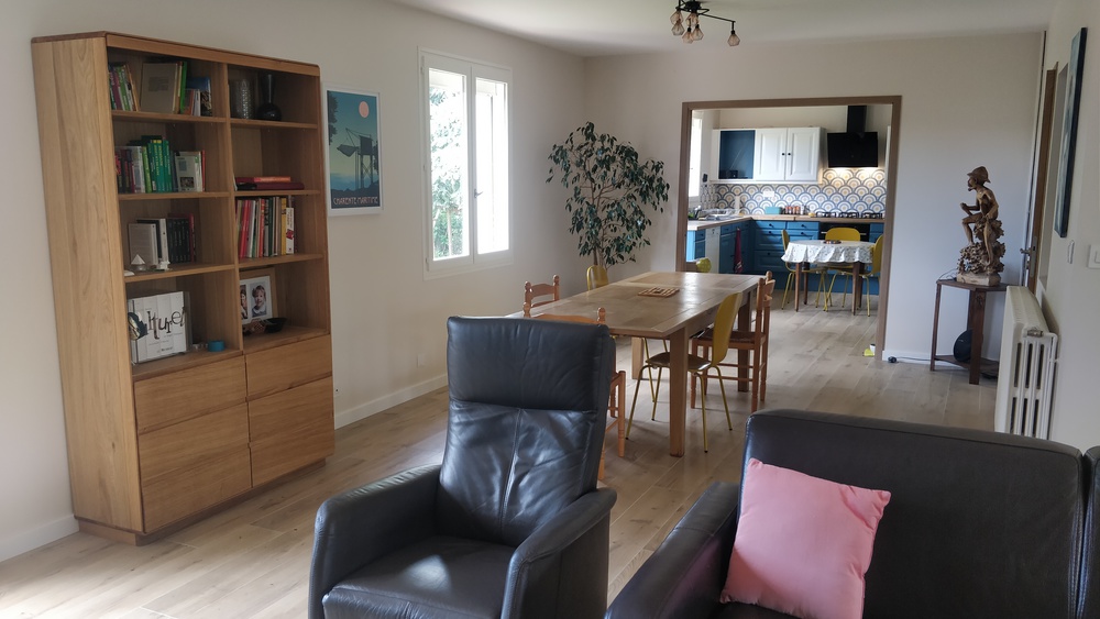 salle à manger avec une grande table de 8 à 10 personnes