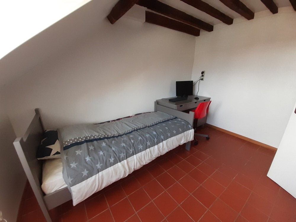 chambre du bas côté lit et bureau (ordinateur relié en filaire à la box)