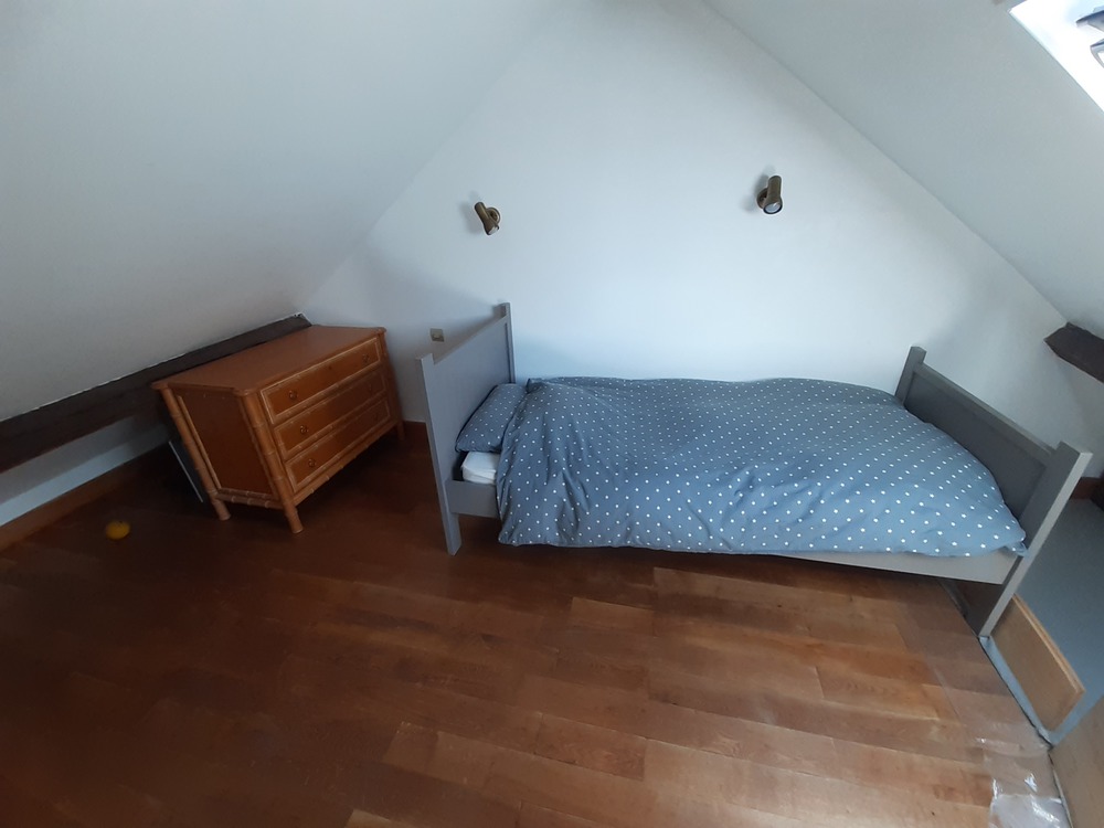 chambre à l'étage côté lit