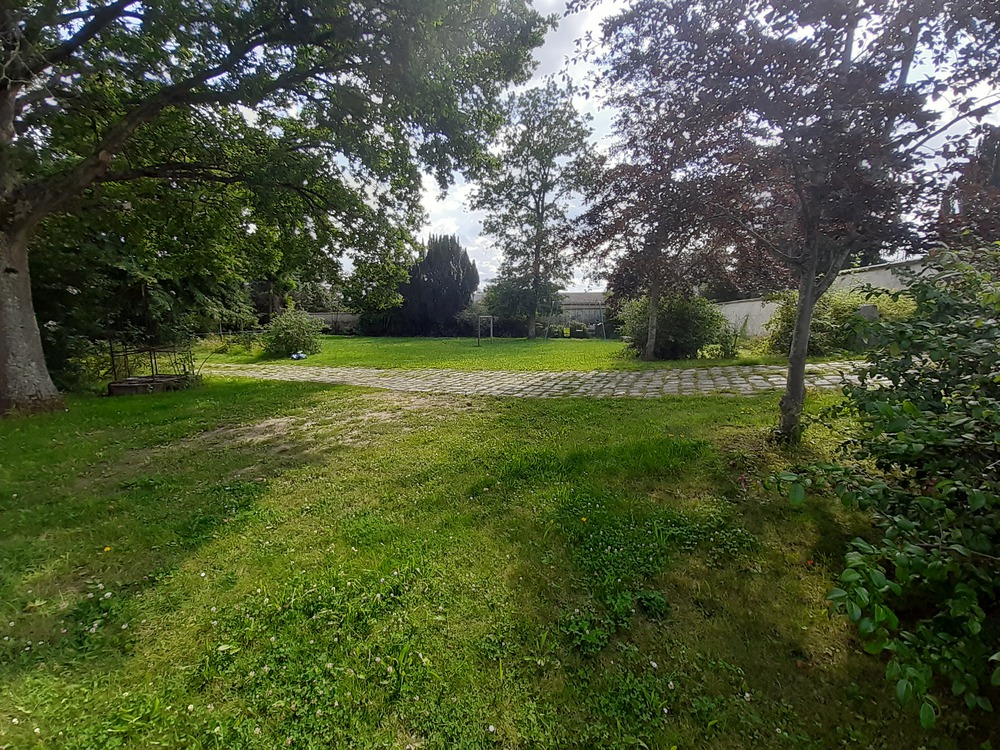 Une partie du jardin, avec balaçoires et cages de foot