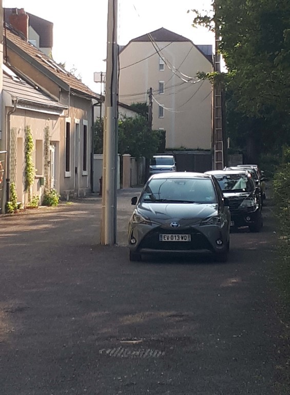 Stationnement aisé et gratuit devant la maison dans une contre allée
