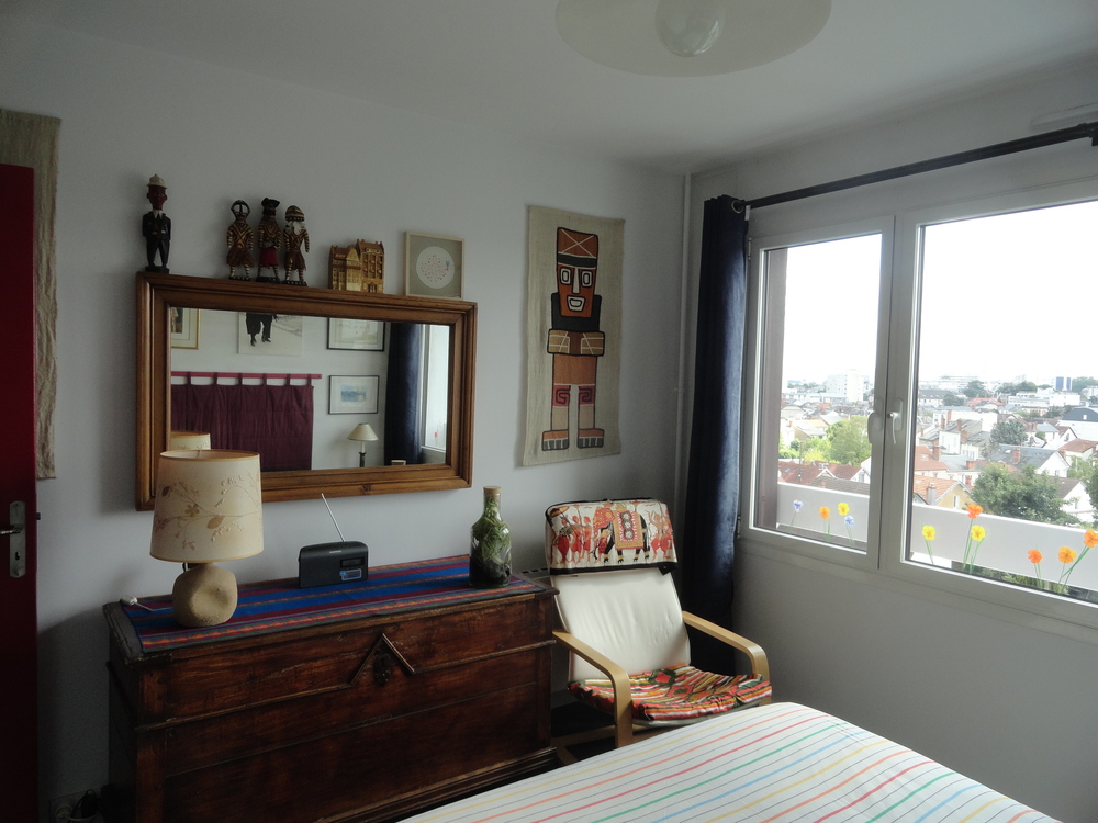 chambre à l'est vue sur la ville et la cathédrale. Literie en 140.