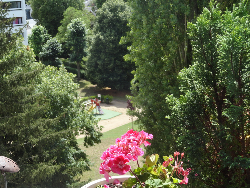 vue depuis le balcon sur le parc et un espace enfants