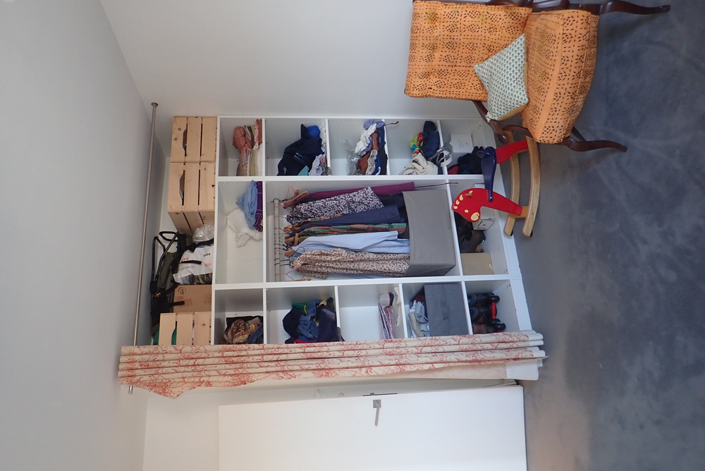 les rangements dans la chambre 1