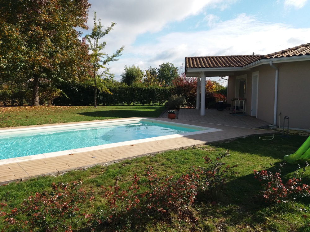 Piscine avec entrée par la terrasse 
