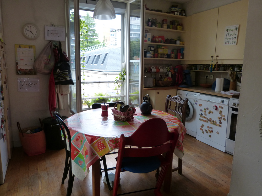The kitchen, with view on a small and quiet cul-de-sac