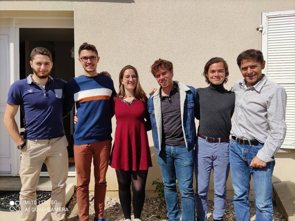 Axel, Alexandre, Camille (l'amie de Victor), Victor, Brice et Charles 