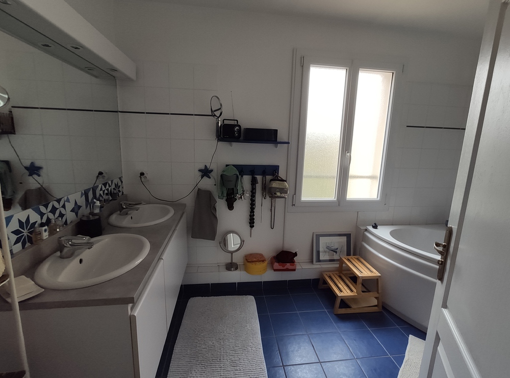 Salle-de-bains attenant à la chambre des parents 