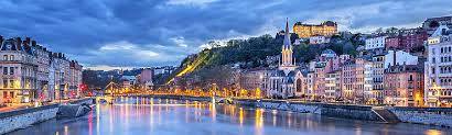 Lyon (30 min en voiture, 40 en vélo, 10 min en train)