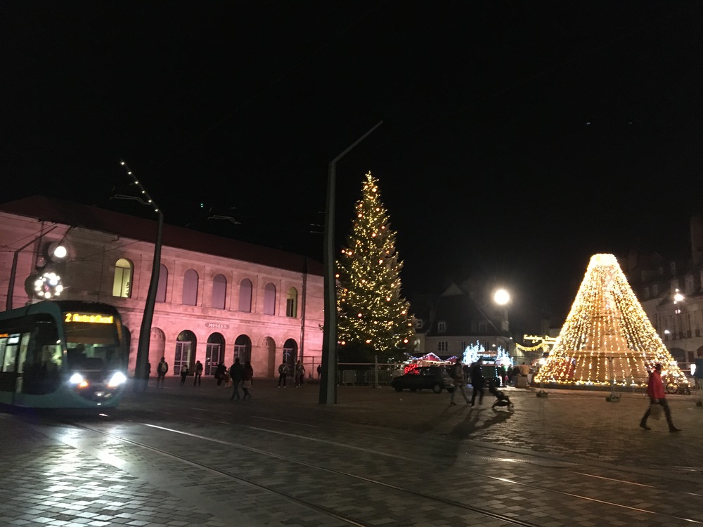 Quelques photos personnelles de la région. Ici Noël 2021 à Besançon.