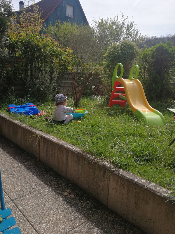 Terrasse et jardin avec jeux extérieurs