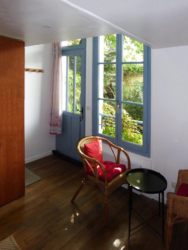 rc : l'entrée et coin salon