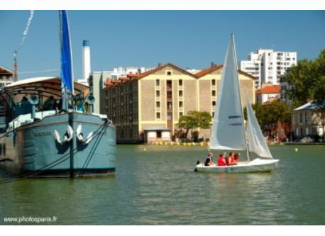 Naviguer sur le bassin de la Villette, près de la délicieuse crêperie Okay Café