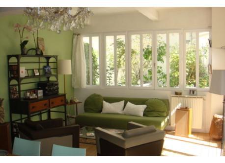 Living room : sofa et coin musique