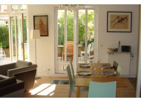 Living room / Salle à manger