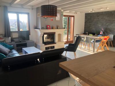 Salon avec cheminée et salle à manger
