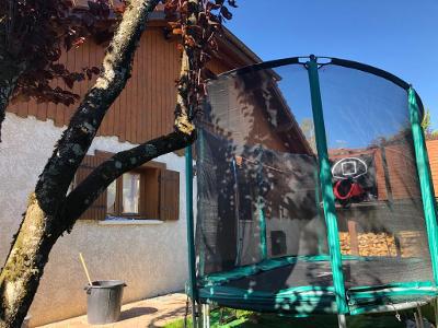 Trampoline à l’ombre