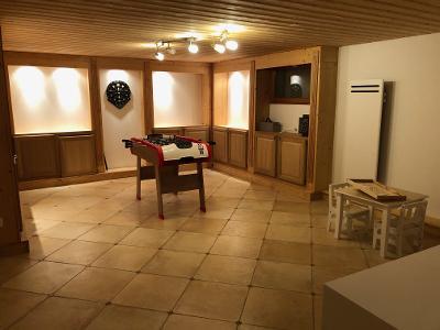 Salle de jeux babyfoot, billard, jeu de palet, ping-pong