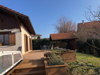 Terrasse avec grande table, salon de jardin et chaise longue 