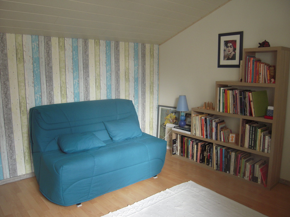 Atelier avec une grande table de travail avec BZ de 140x190 (matelas de 15 cm bultex)