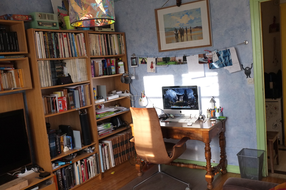 le coin bureau avec l'ordinateur. Un Mac