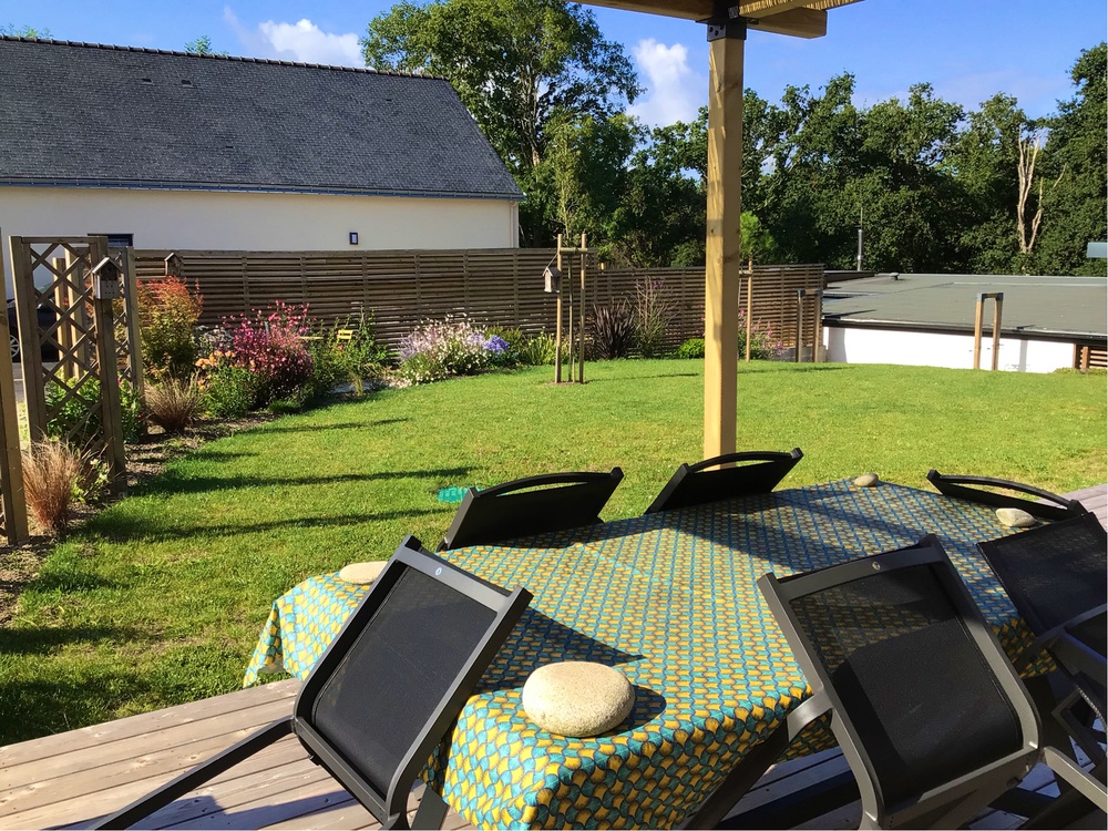 terrasse extérieure sous la double pergola