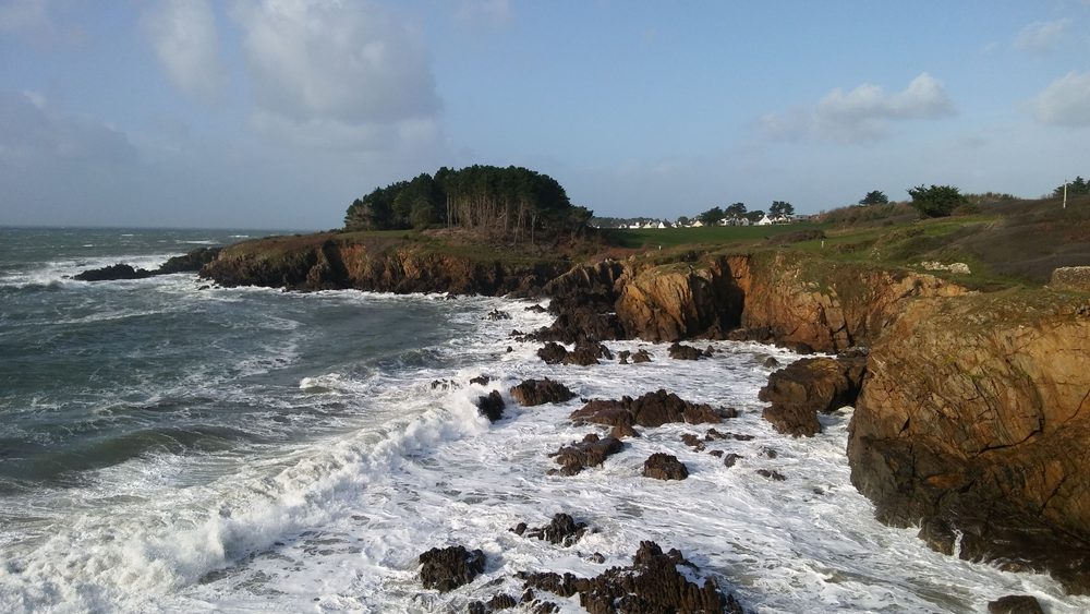 Côte sauvage... au fond, notre maison. 